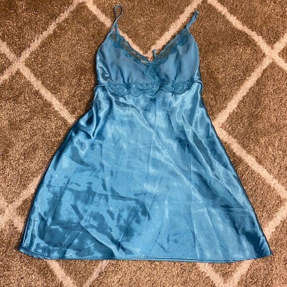 Delicates Silky and Laced Nightgown and Robe Bundle - Picture 7 of 9